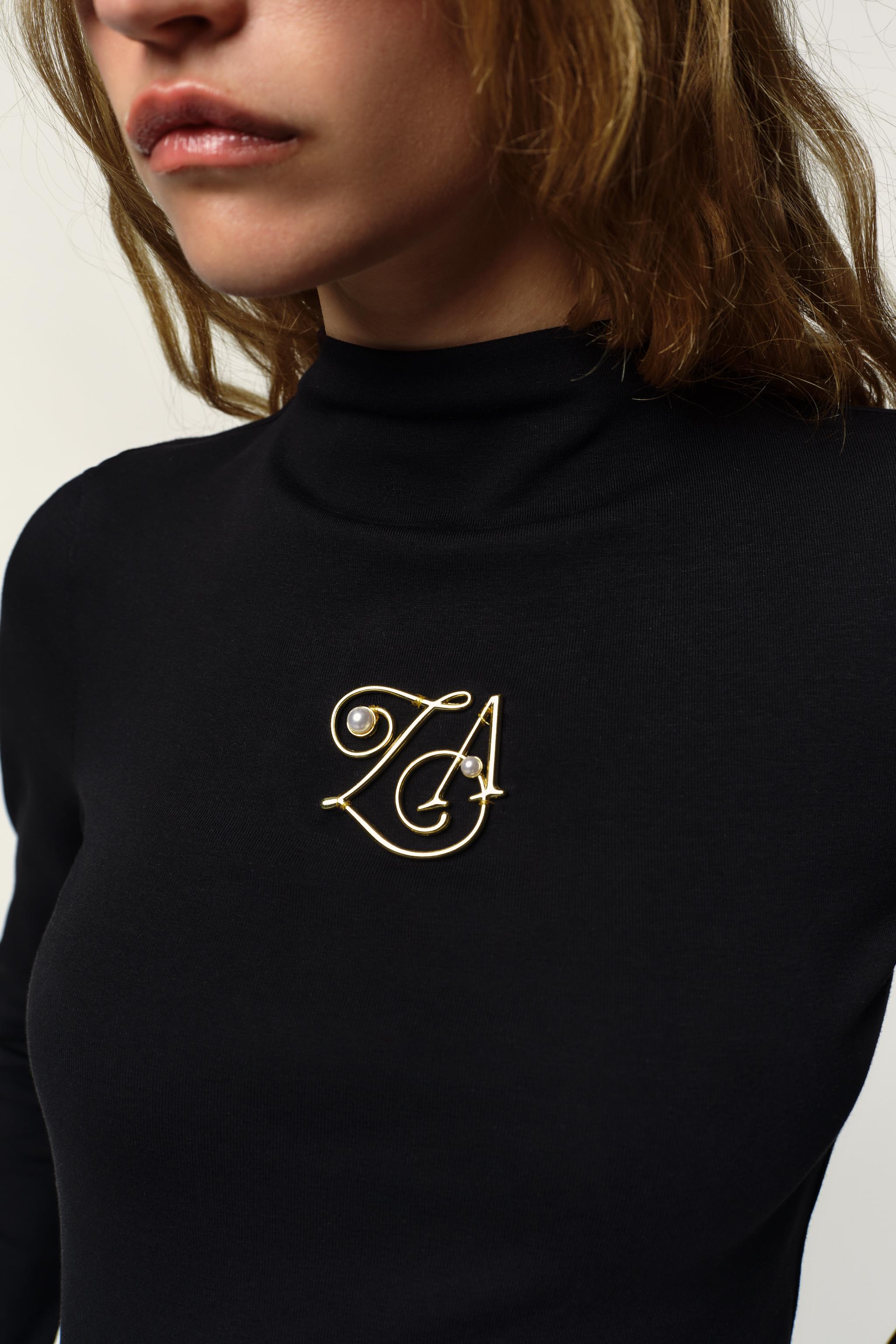 MOCK NECK BROOCH T-SHIRT